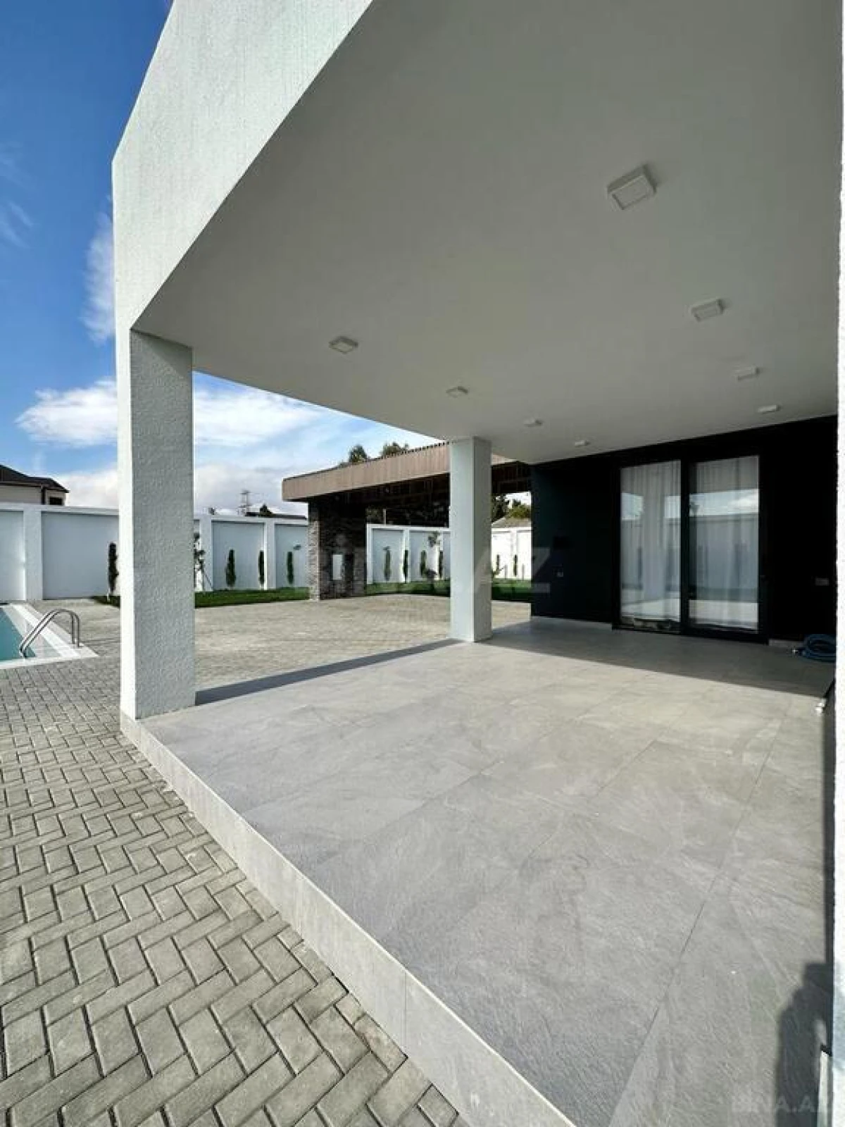 Satılır 5 otaqlı həyət evi 300 m²