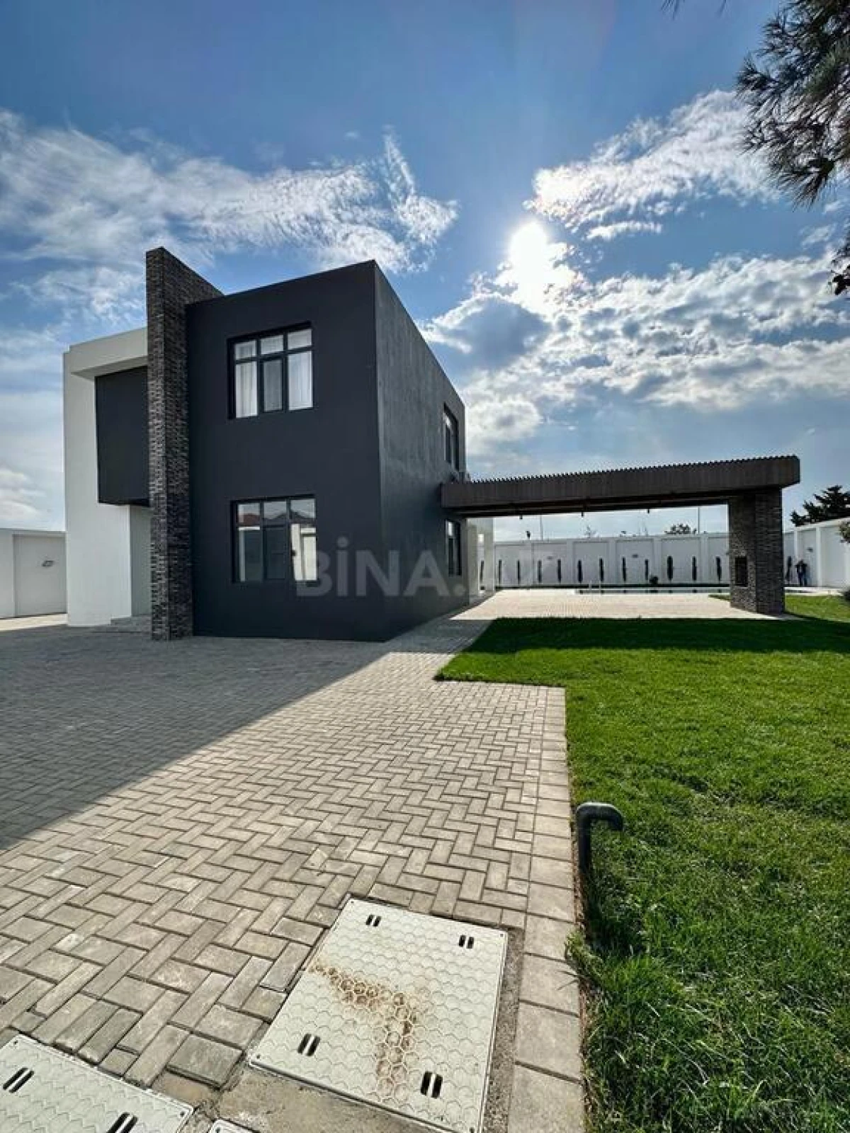 Satılır 5 otaqlı həyət evi 300 m²
