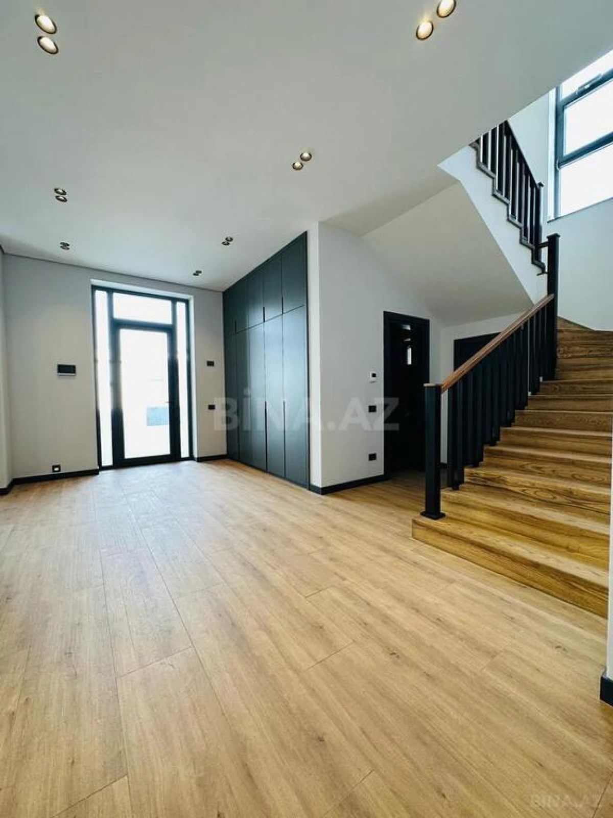 Satılır 5 otaqlı həyət evi 300 m²