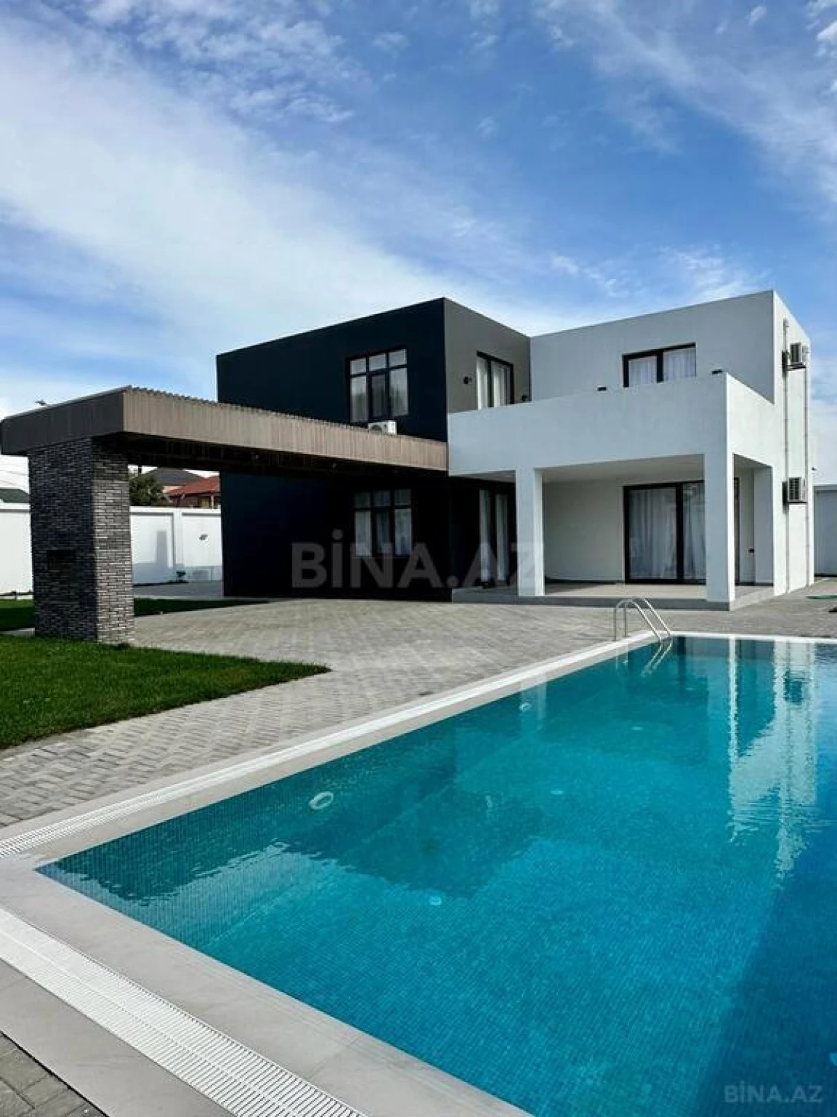 Satılır 5 otaqlı həyət evi 300 m²