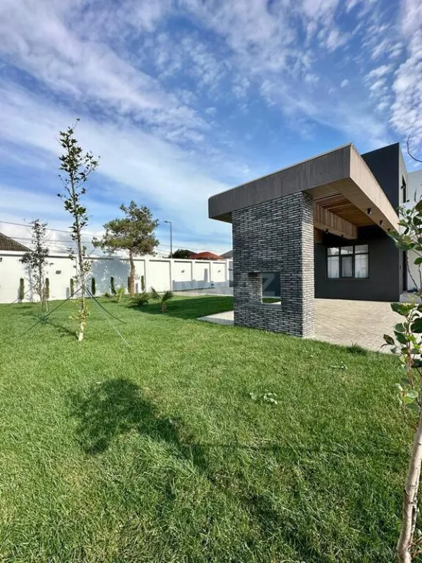 Satılır 5 otaqlı həyət evi 300 m²