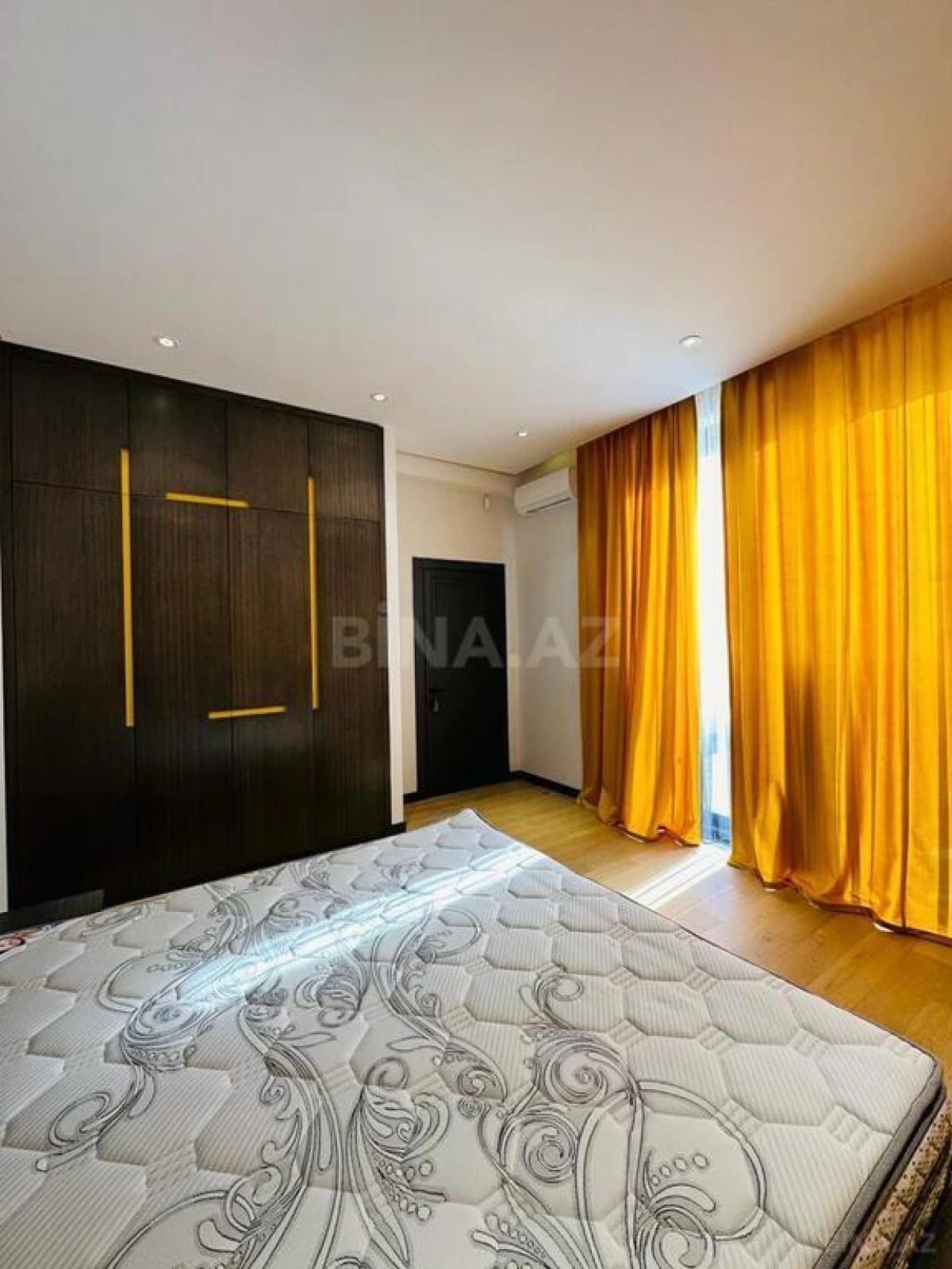 Satılır 5 otaqlı həyət evi 300 m²
