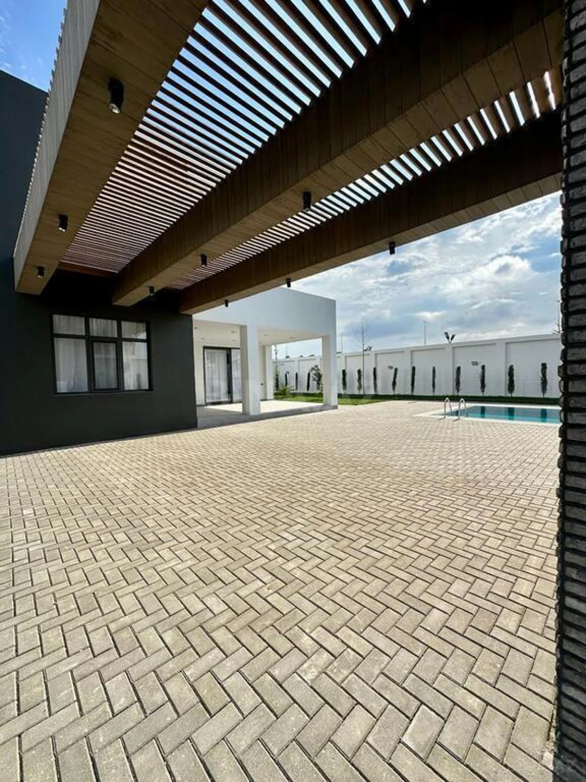 Satılır 5 otaqlı həyət evi 300 m²