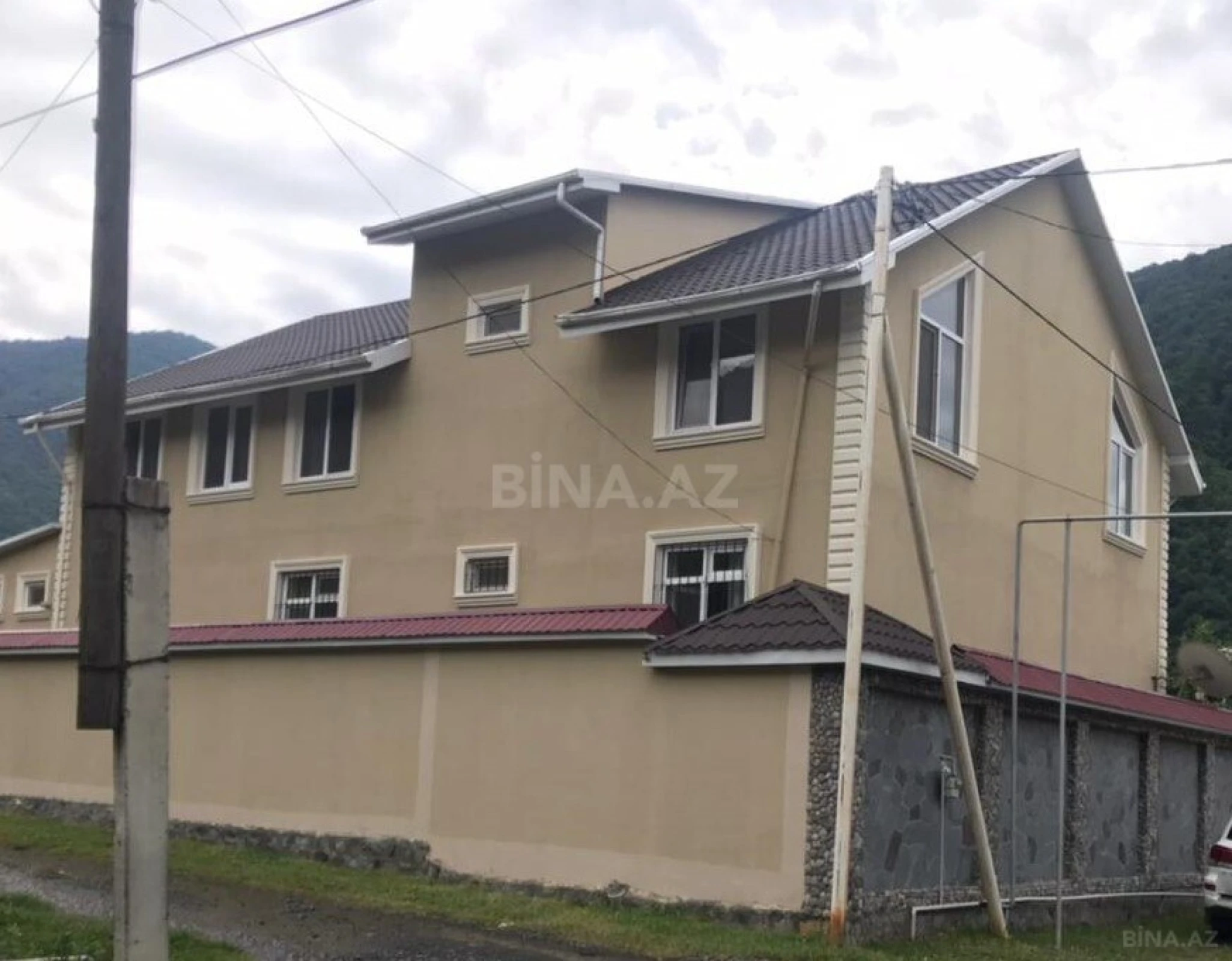 Satılır 9 otaqlı həyət evi 330 m²