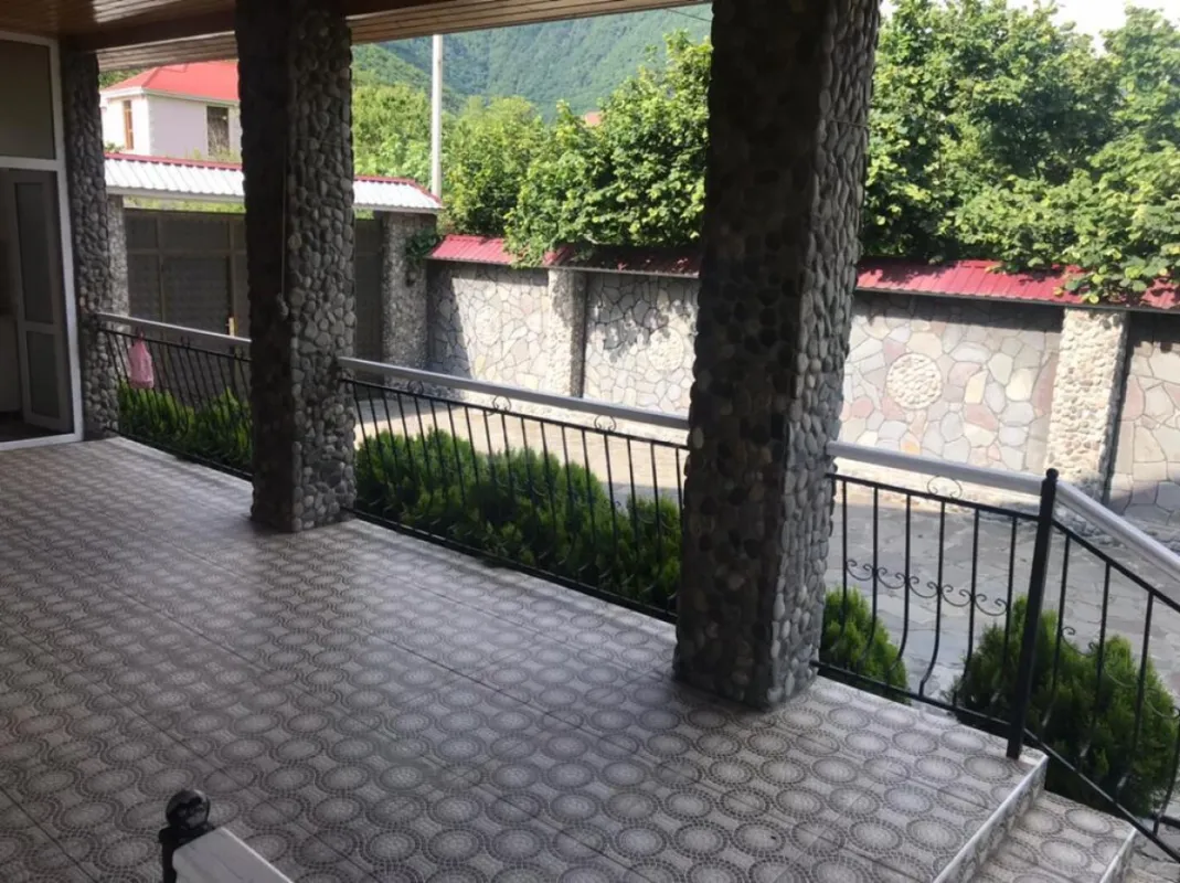 Satılır 9 otaqlı həyət evi 330 m²