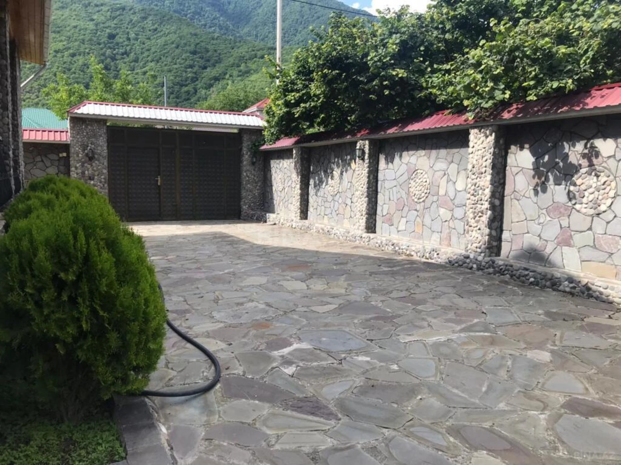 Satılır 9 otaqlı həyət evi 330 m²