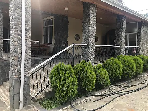 Satılır 9 otaqlı həyət evi 330 m²