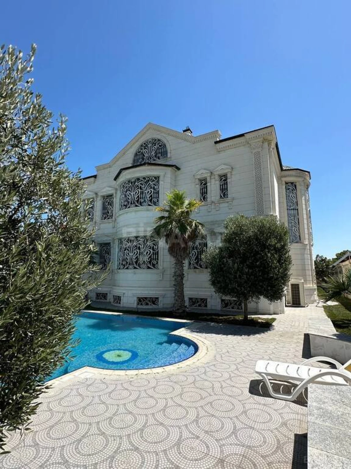 Kirayə verilir 6 otaqlı həyət evi 500 m²