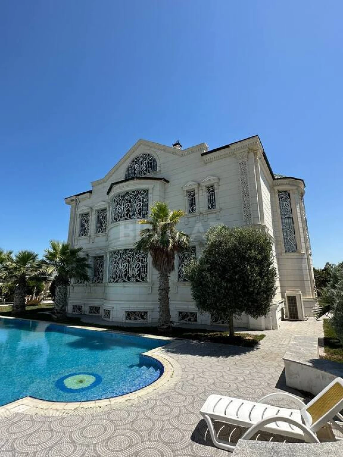 Kirayə verilir 6 otaqlı həyət evi 500 m²