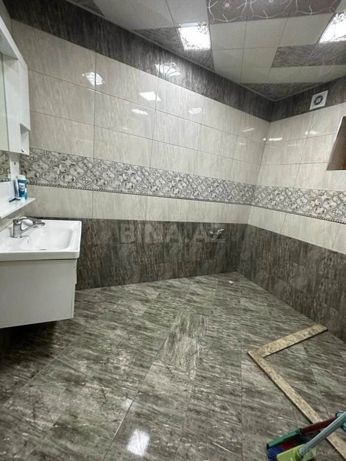 Satılır 5 otaqlı həyət evi 220 m²