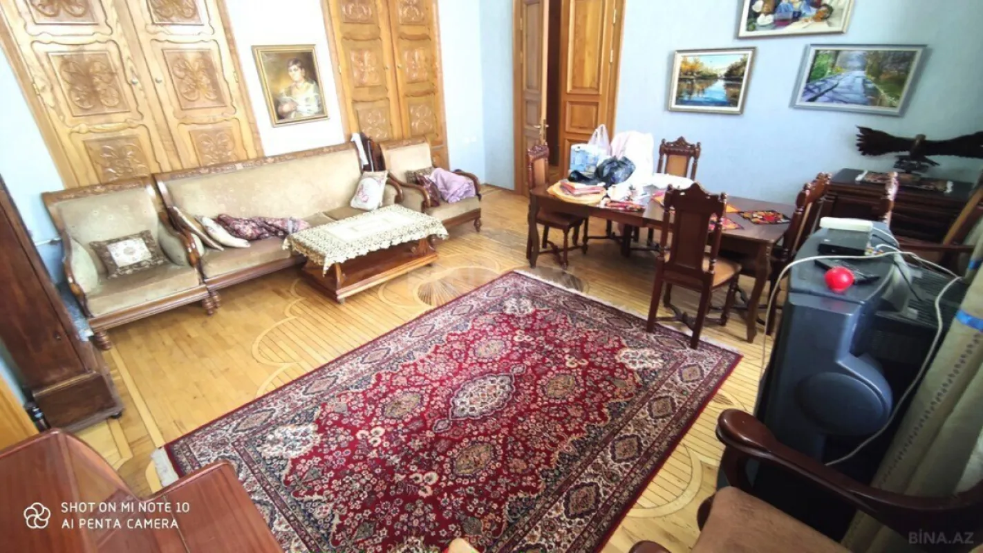 Satılır 5 otaqlı mənzil 250 m²