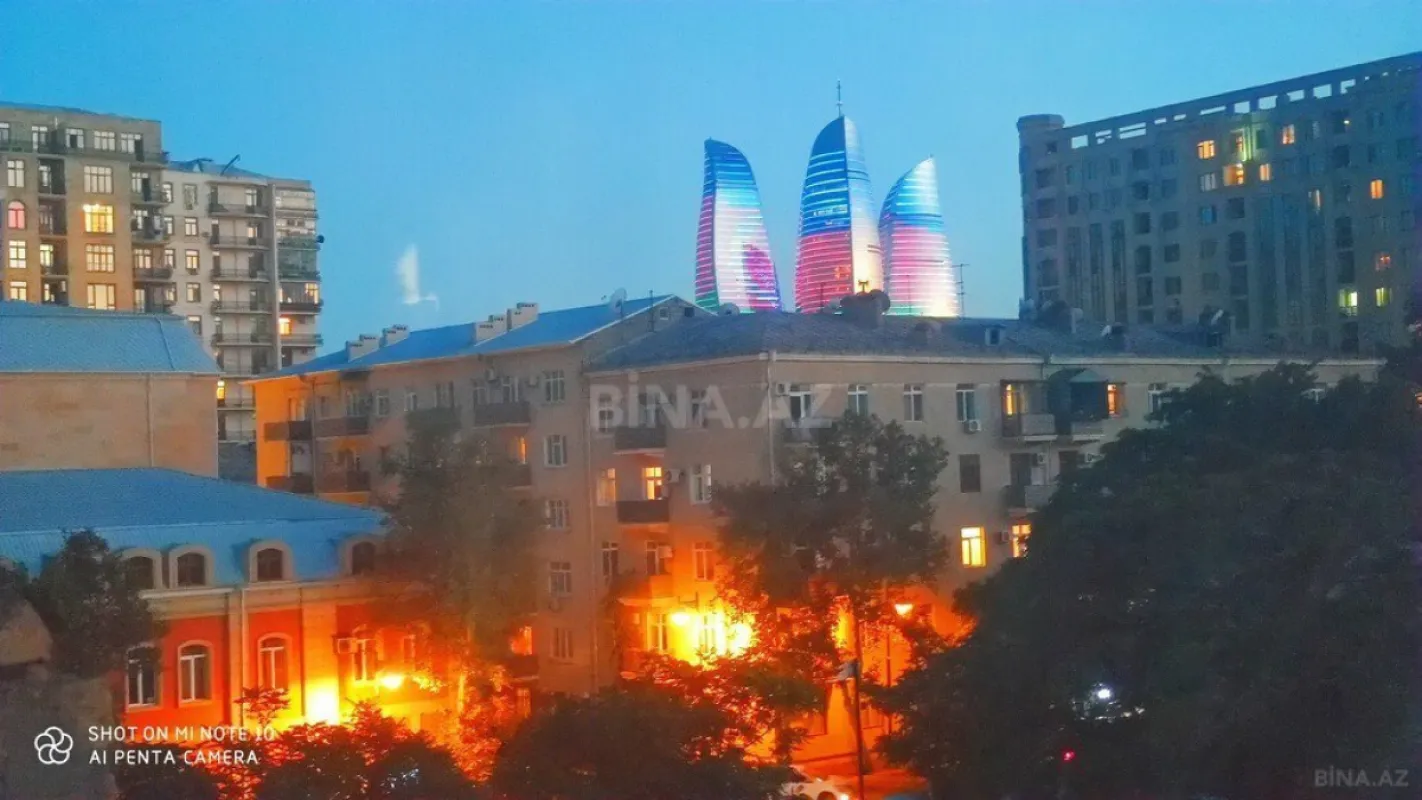 Satılır 5 otaqlı mənzil 250 m²