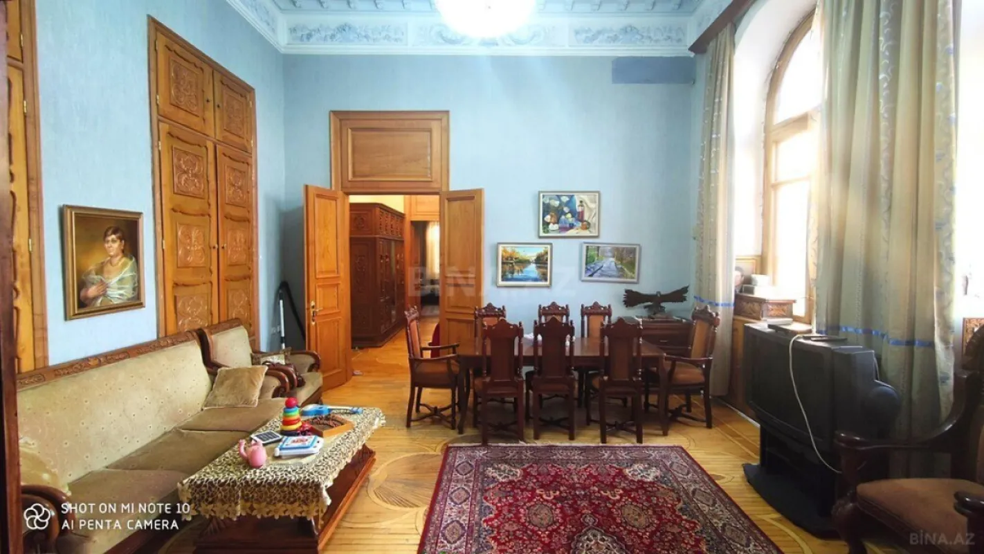 Satılır 5 otaqlı mənzil 250 m²