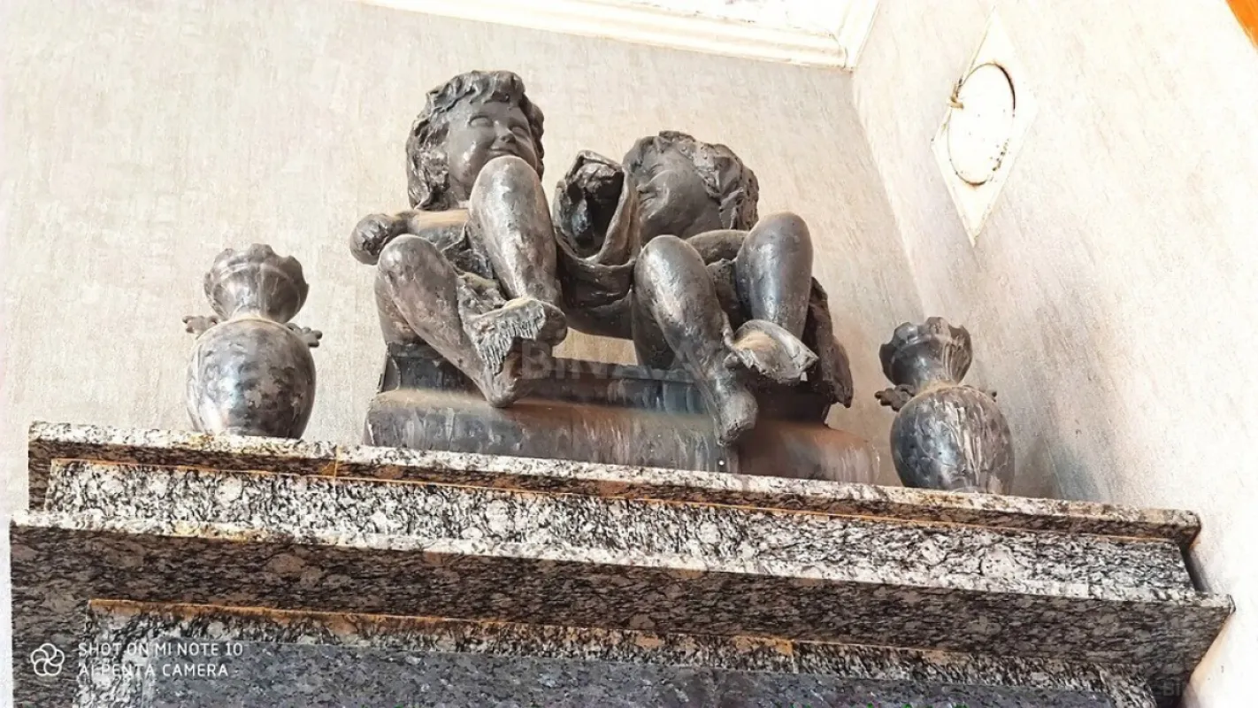 Satılır 5 otaqlı mənzil 250 m²