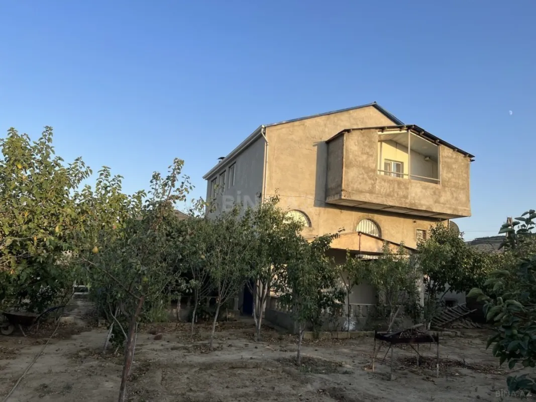 Satılır həyət evi 200 m²