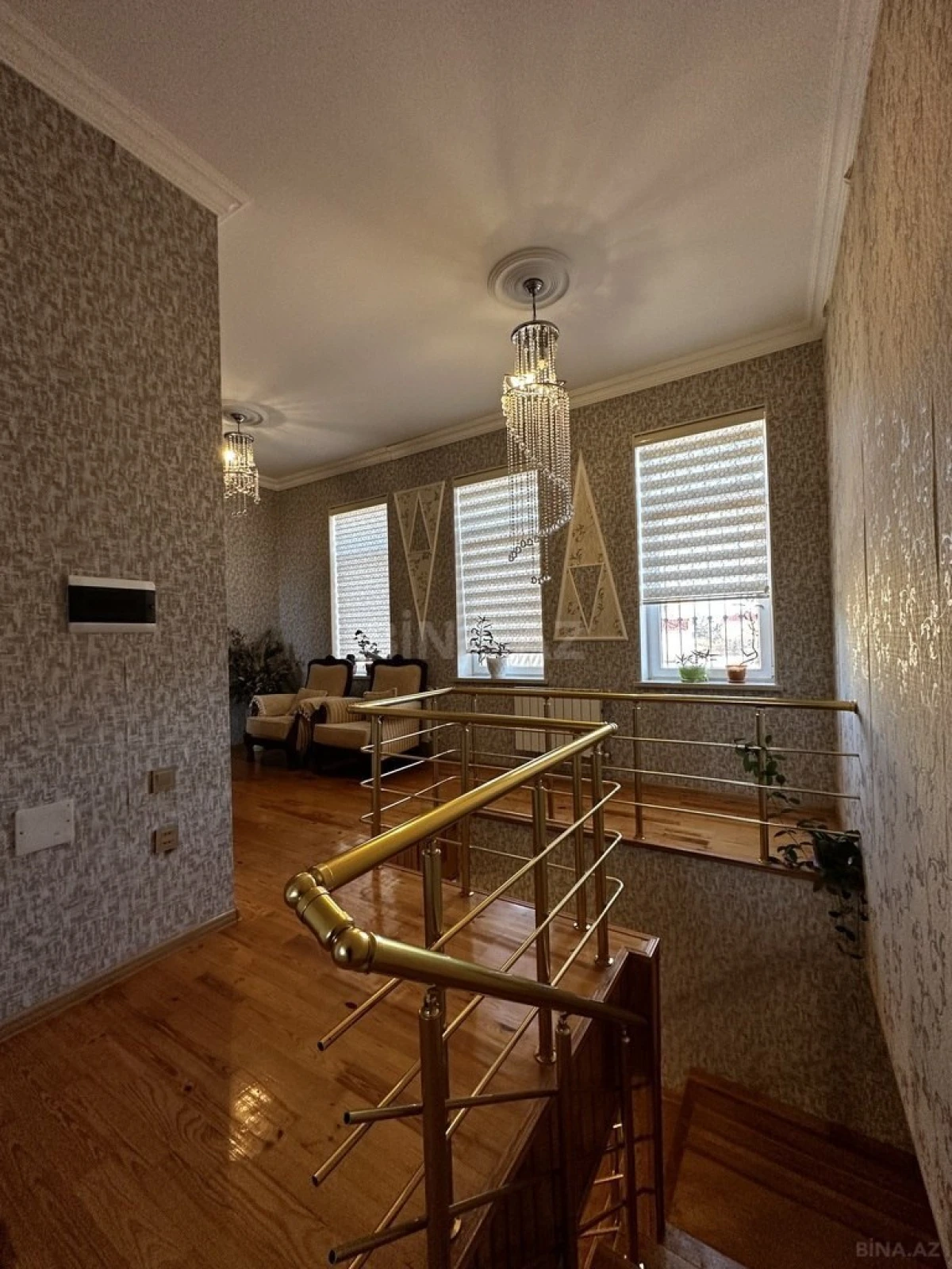 Satılır 5 otaqlı həyət evi 240 m²