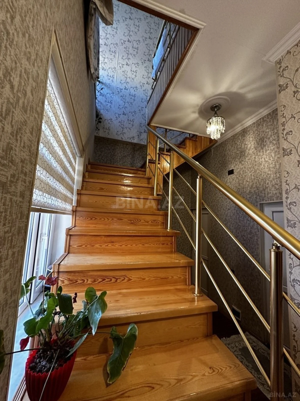Satılır 5 otaqlı həyət evi 240 m²