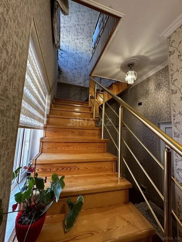 Satılır 5 otaqlı həyət evi 240 m²