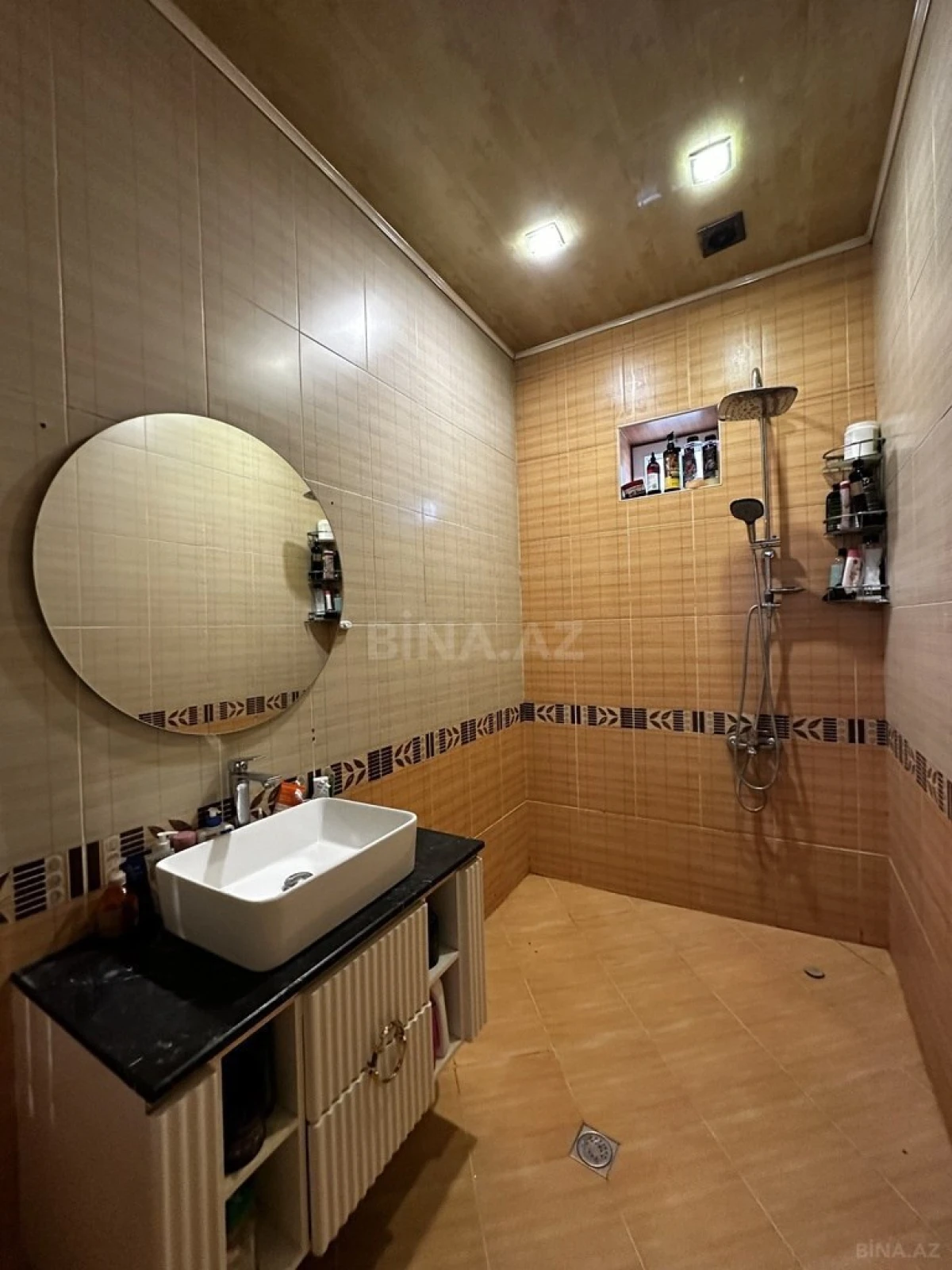 Satılır 5 otaqlı həyət evi 240 m²