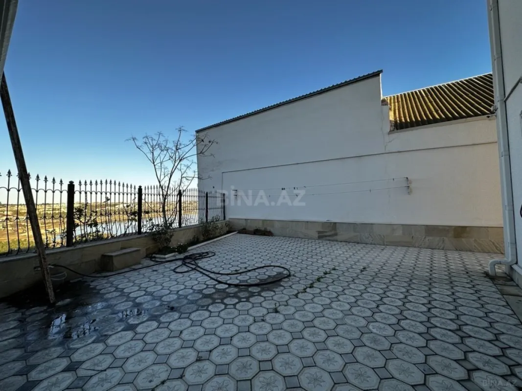 Satılır 5 otaqlı həyət evi 240 m²