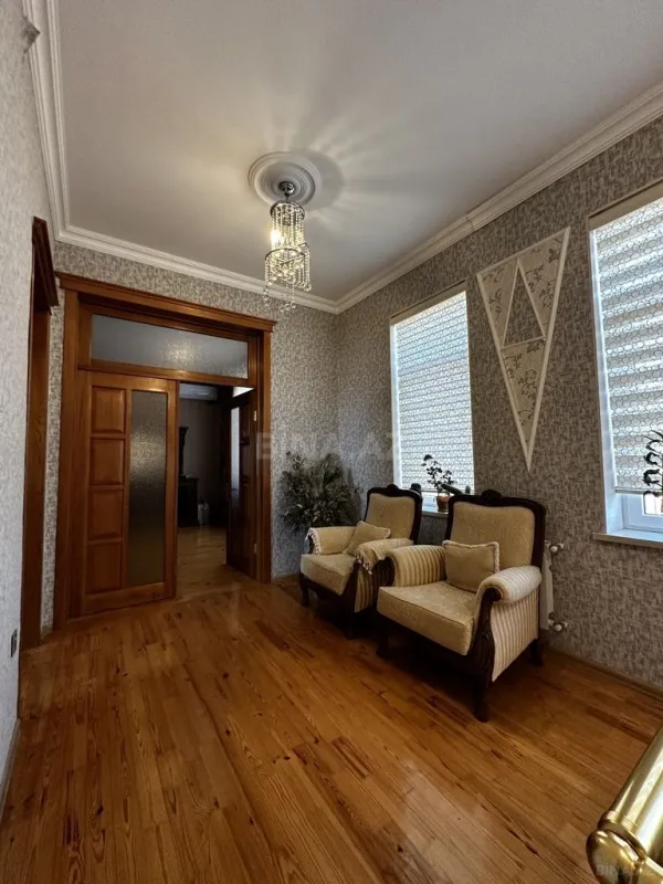 Satılır 5 otaqlı həyət evi 240 m²