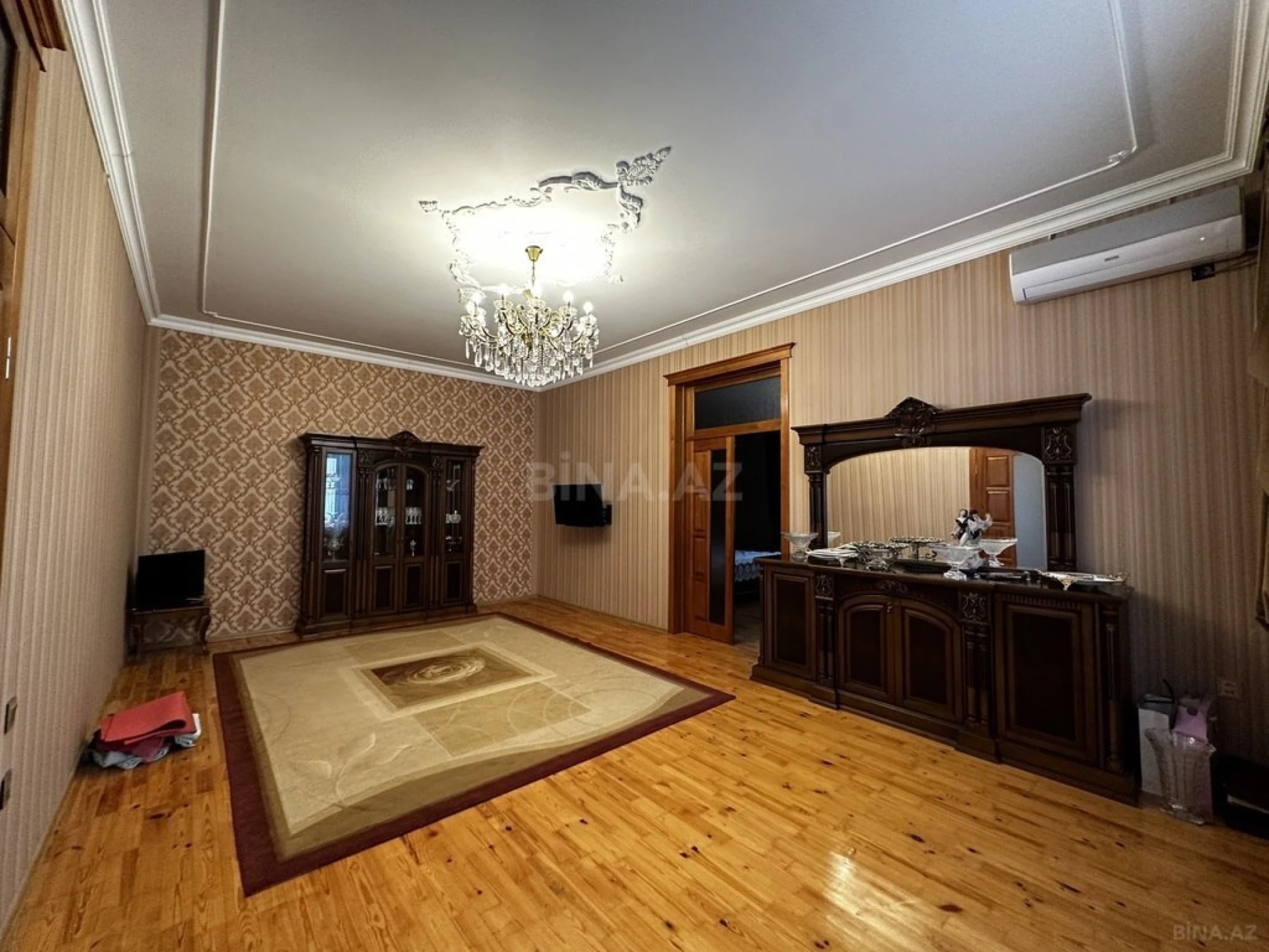 Satılır 5 otaqlı həyət evi 240 m²