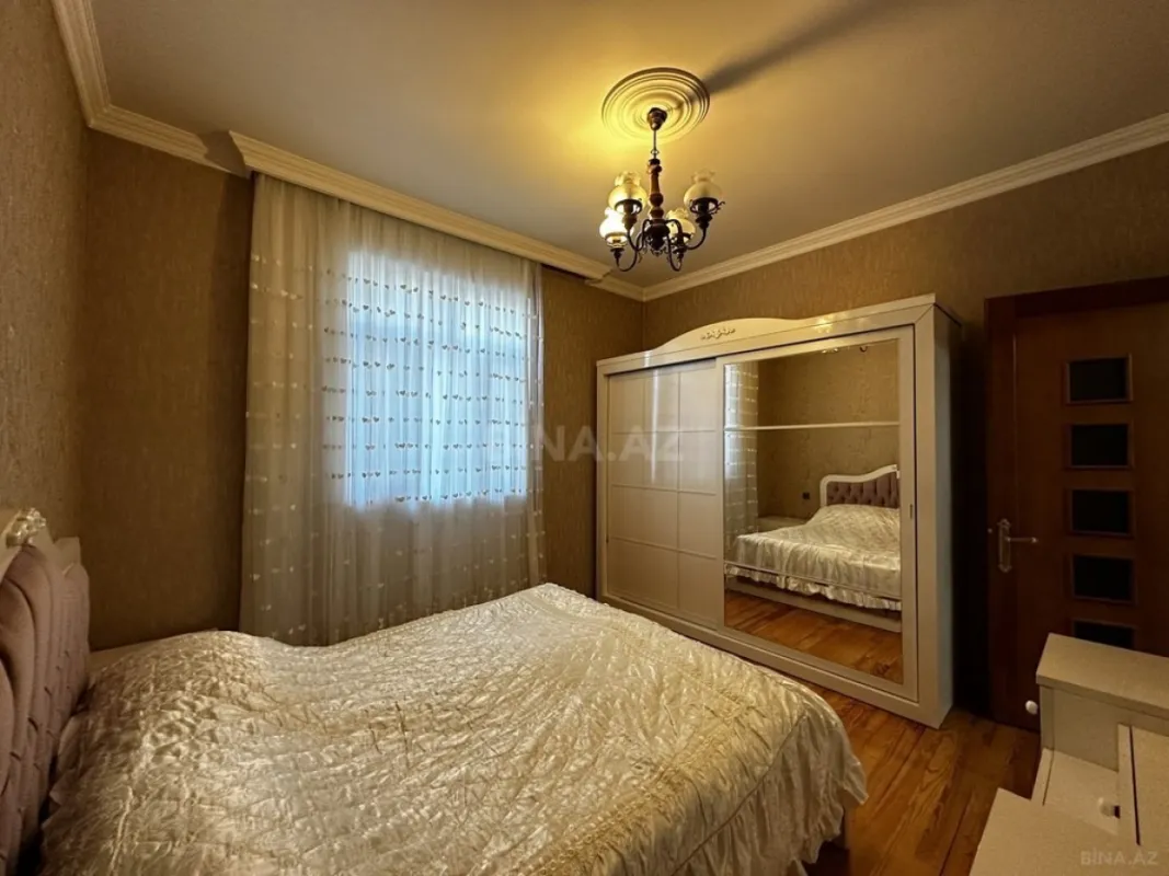 Satılır 5 otaqlı həyət evi 240 m²