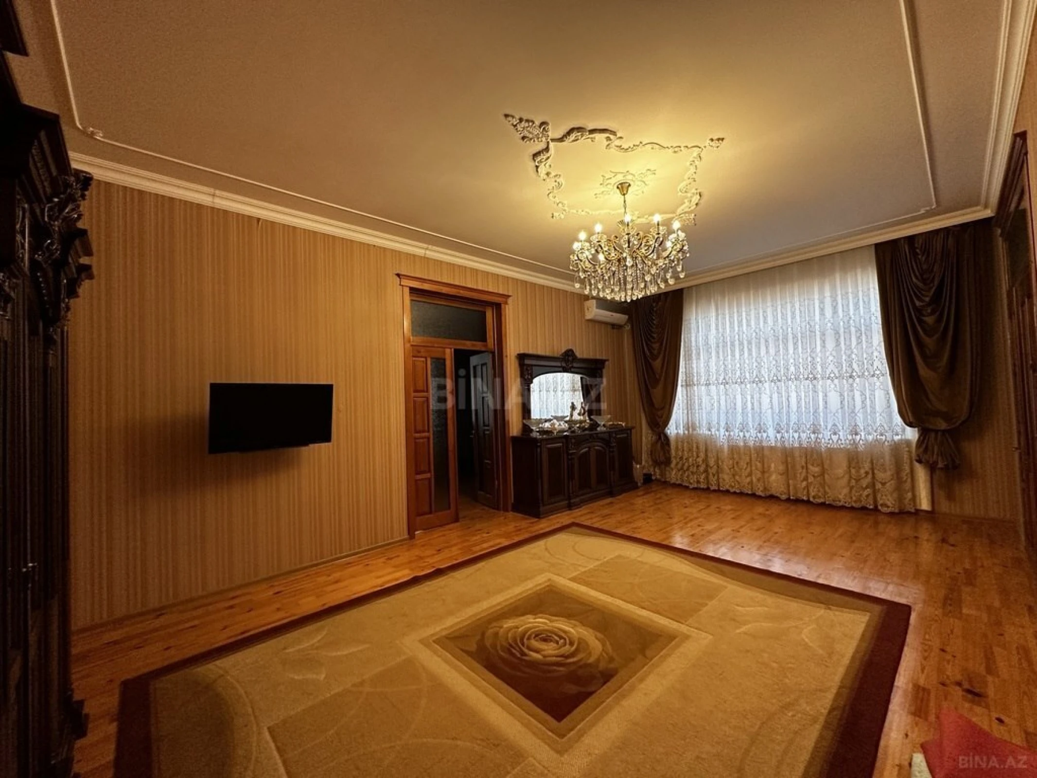 Satılır 5 otaqlı həyət evi 240 m²