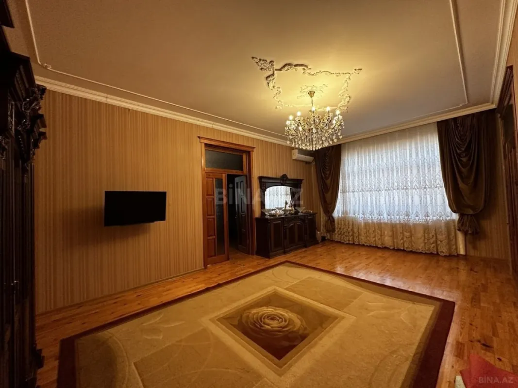 Satılır 5 otaqlı həyət evi 240 m²