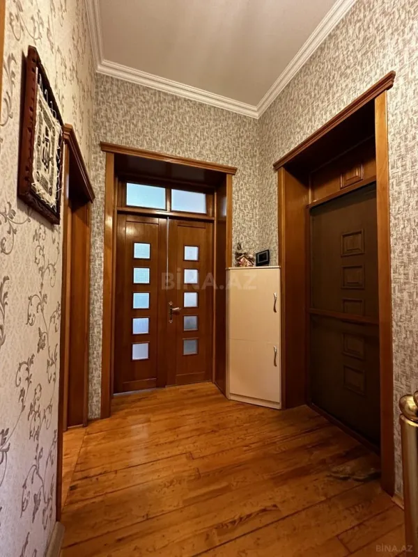 Satılır 5 otaqlı həyət evi 240 m²