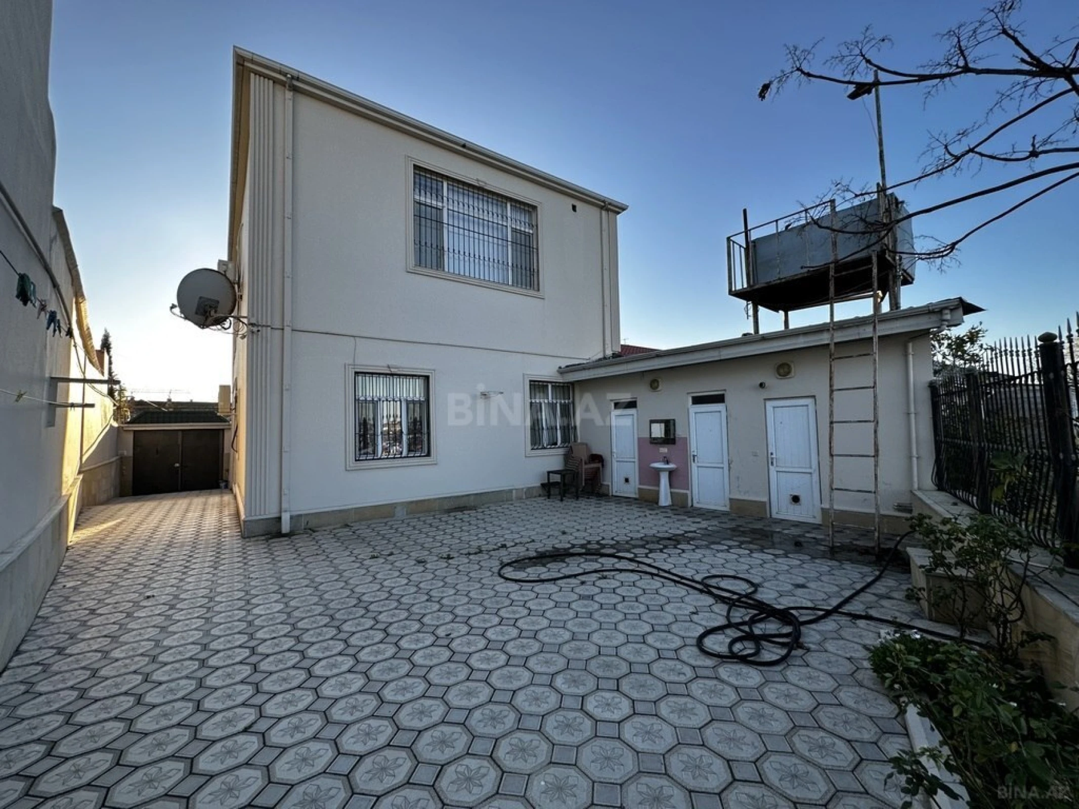 Satılır 5 otaqlı həyət evi 240 m²
