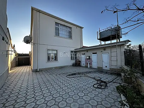 Satılır 5 otaqlı həyət evi 240 m²
