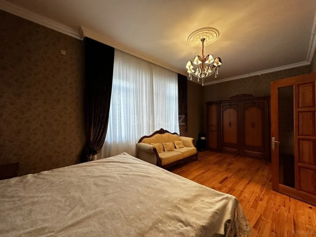 Satılır 5 otaqlı həyət evi 240 m²