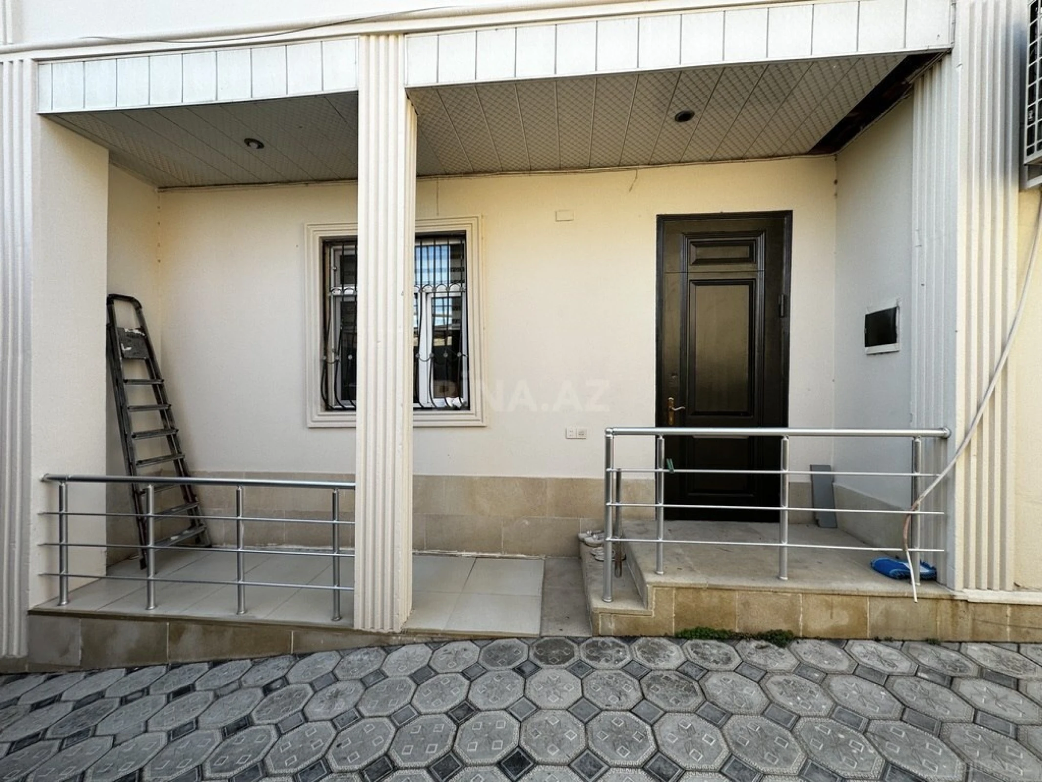 Satılır 5 otaqlı həyət evi 240 m²