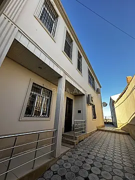 Satılır 5 otaqlı həyət evi 240 m²