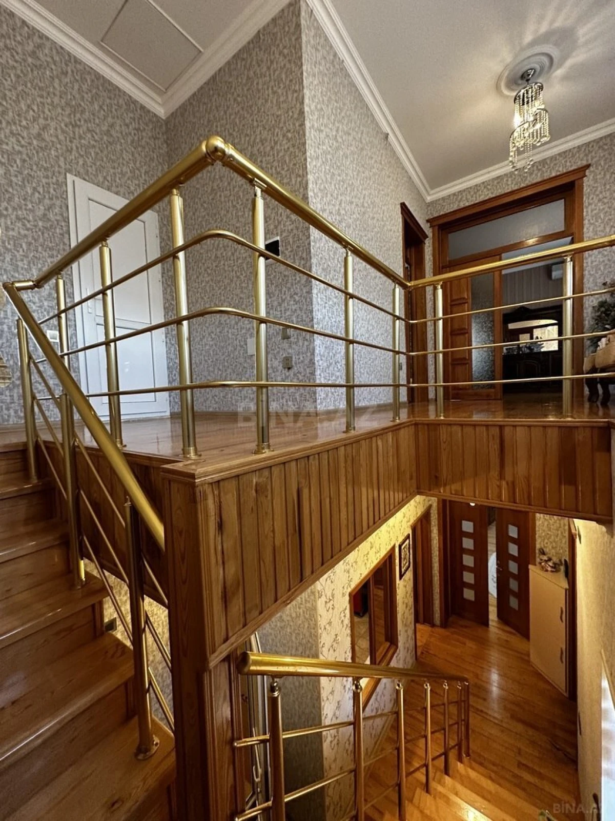 Satılır 5 otaqlı həyət evi 240 m²