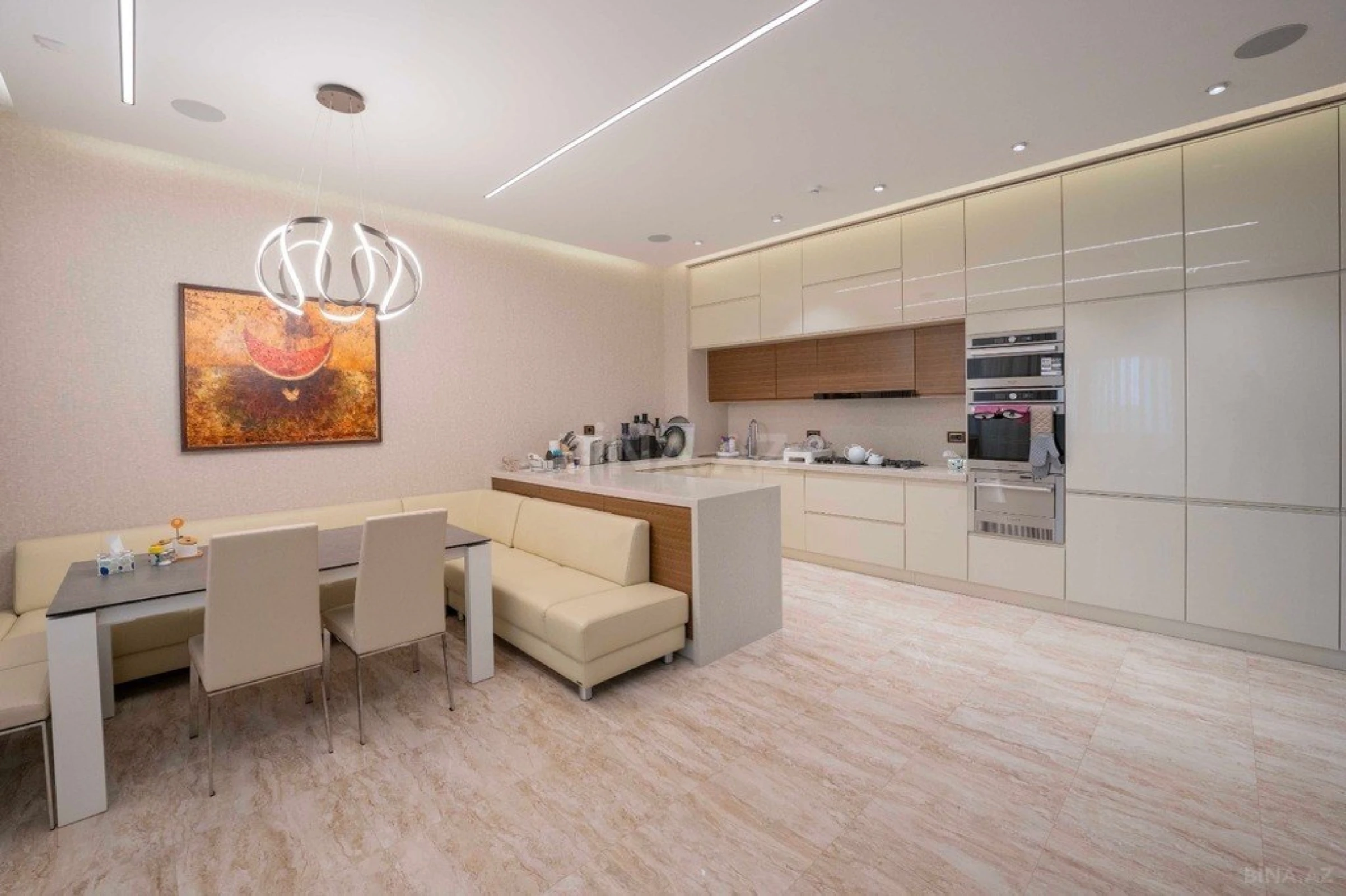 Satılır 7 otaqlı həyət evi 565 m²