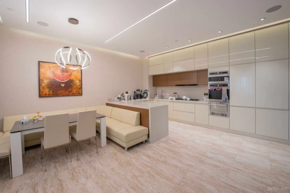 Satılır 7 otaqlı həyət evi 565 m²