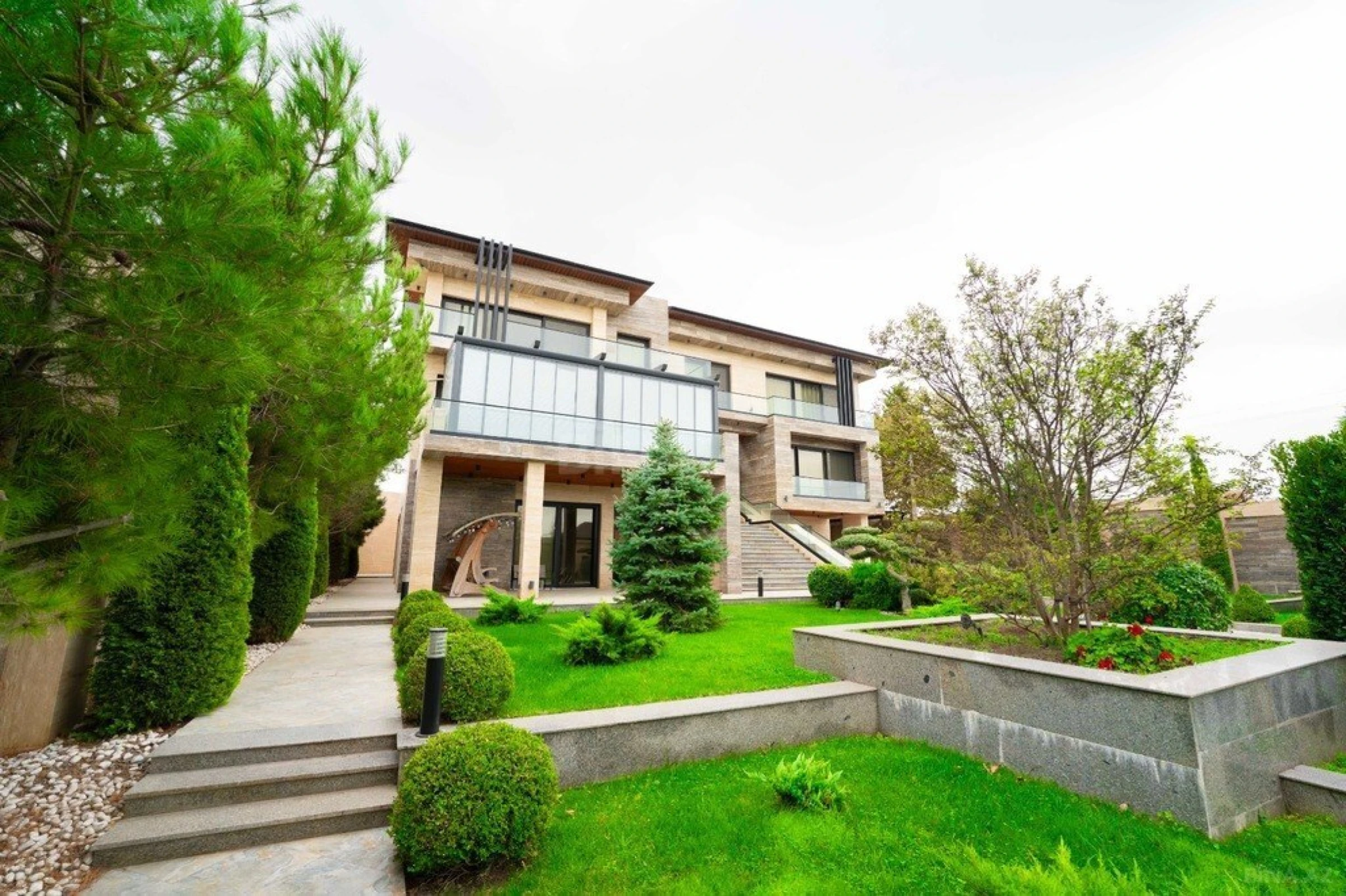 Satılır 7 otaqlı həyət evi 565 m²