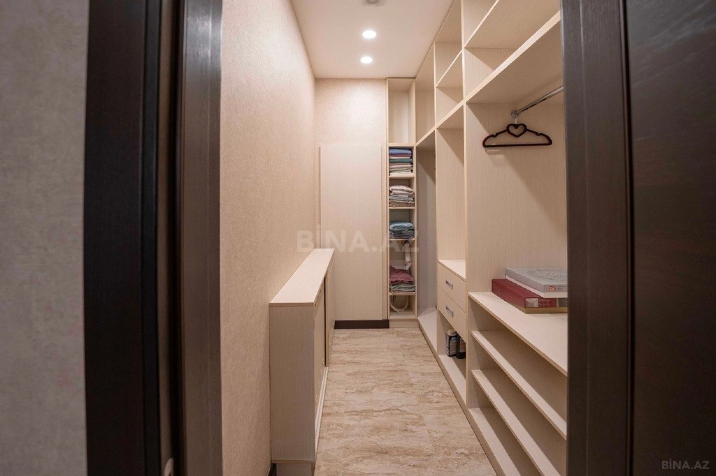 Satılır 7 otaqlı həyət evi 565 m²