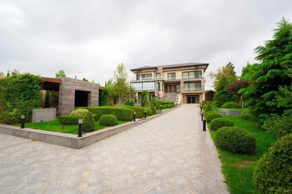 Satılır 7 otaqlı həyət evi 565 m²
