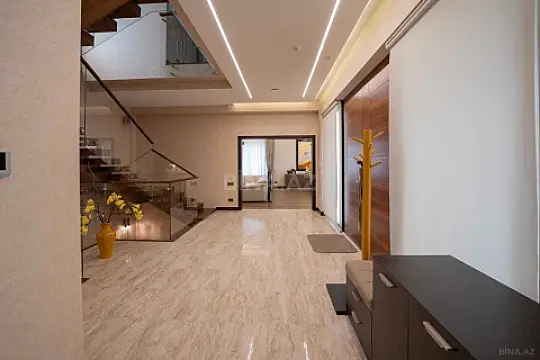 Satılır 7 otaqlı həyət evi 565 m²