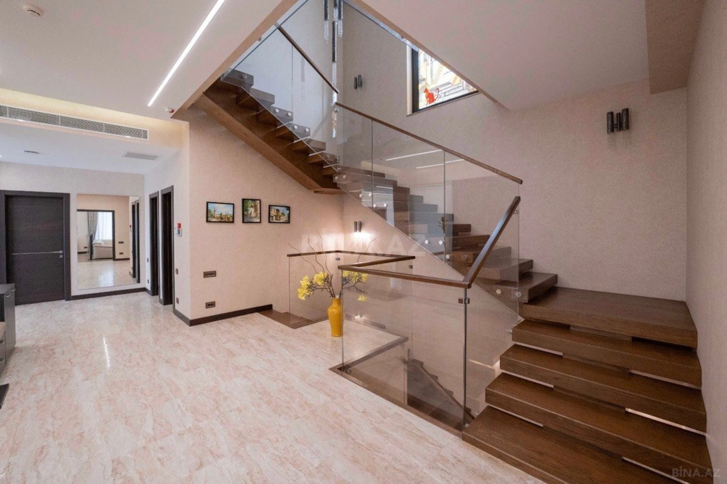Satılır 7 otaqlı həyət evi 565 m²