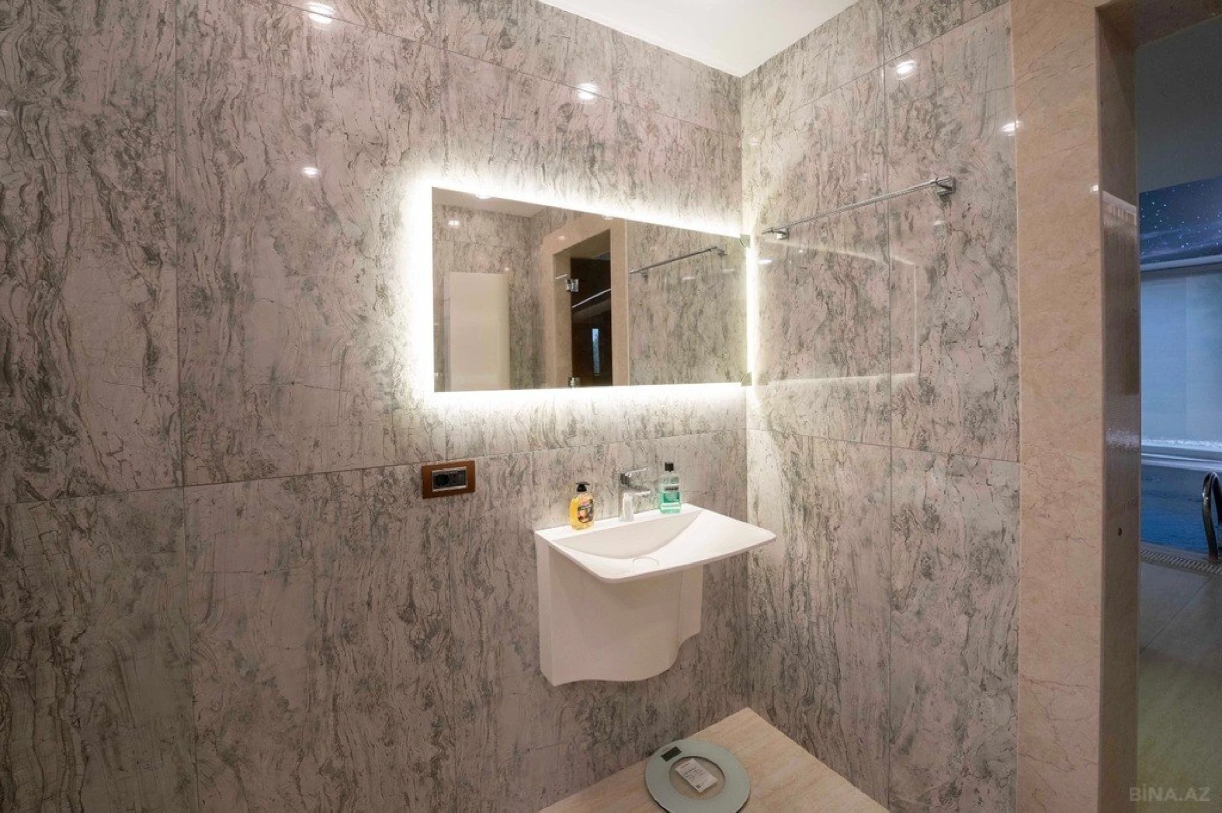 Satılır 7 otaqlı həyət evi 565 m²