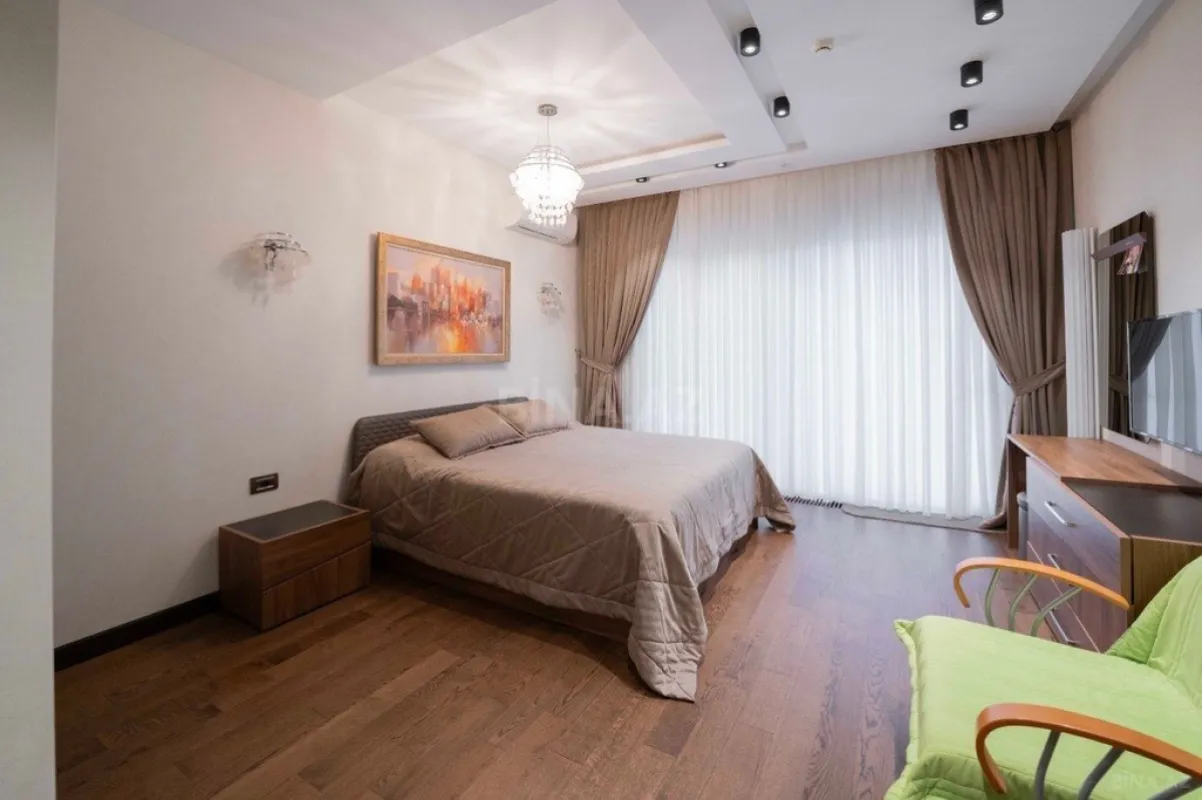 Satılır 7 otaqlı həyət evi 565 m²