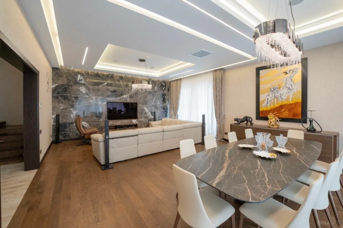 Satılır 7 otaqlı həyət evi 565 m²