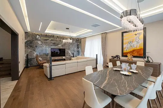 Satılır 7 otaqlı həyət evi 565 m²