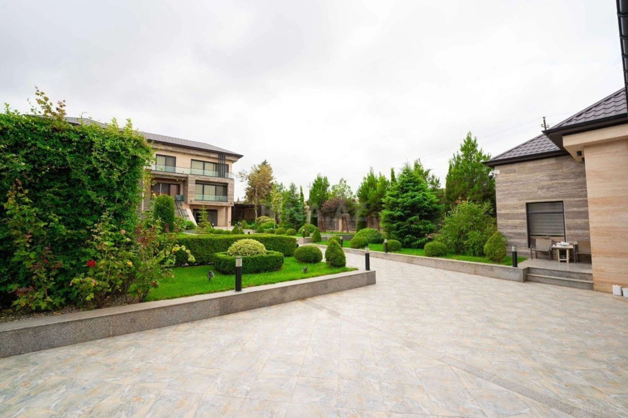 Satılır 7 otaqlı həyət evi 565 m²