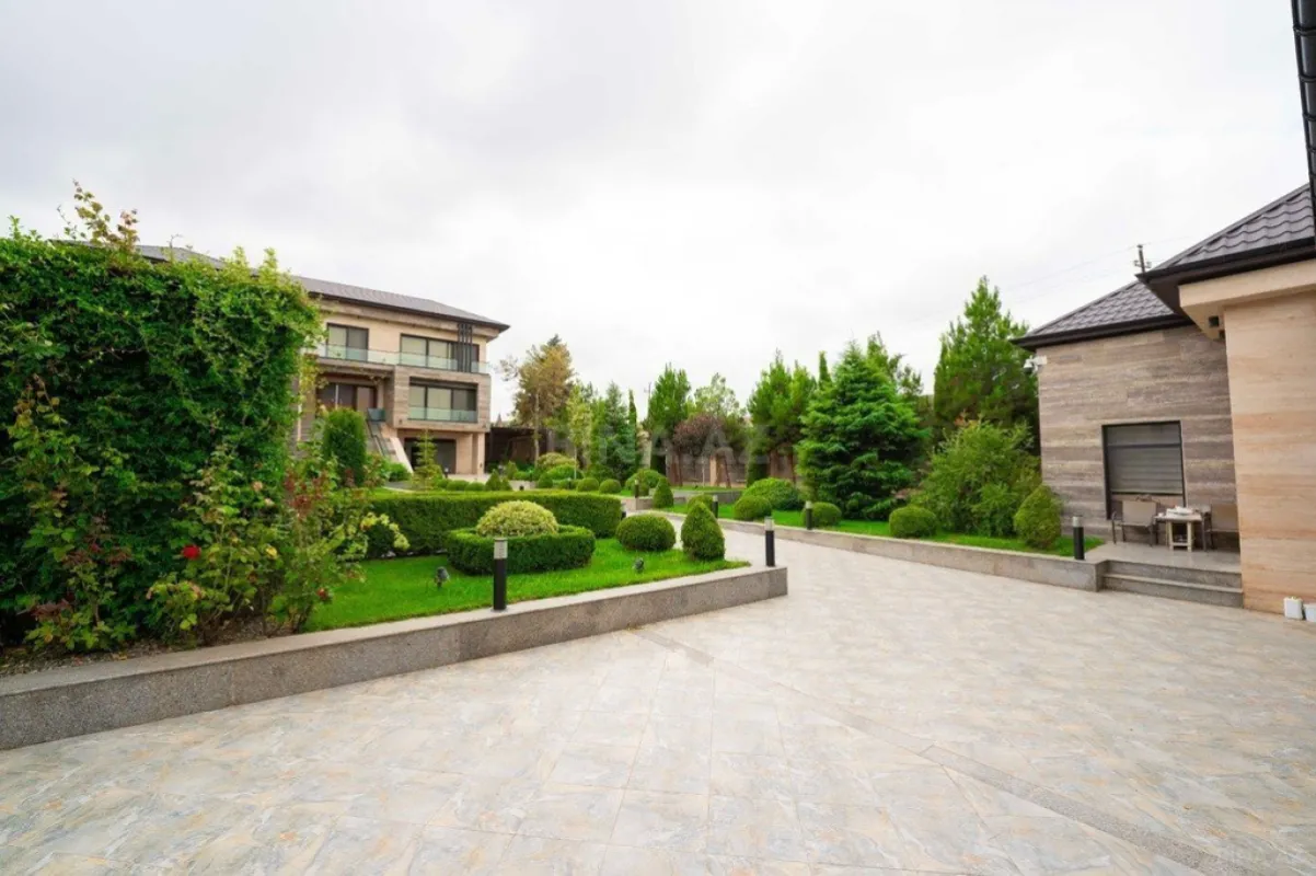Satılır 7 otaqlı həyət evi 565 m²