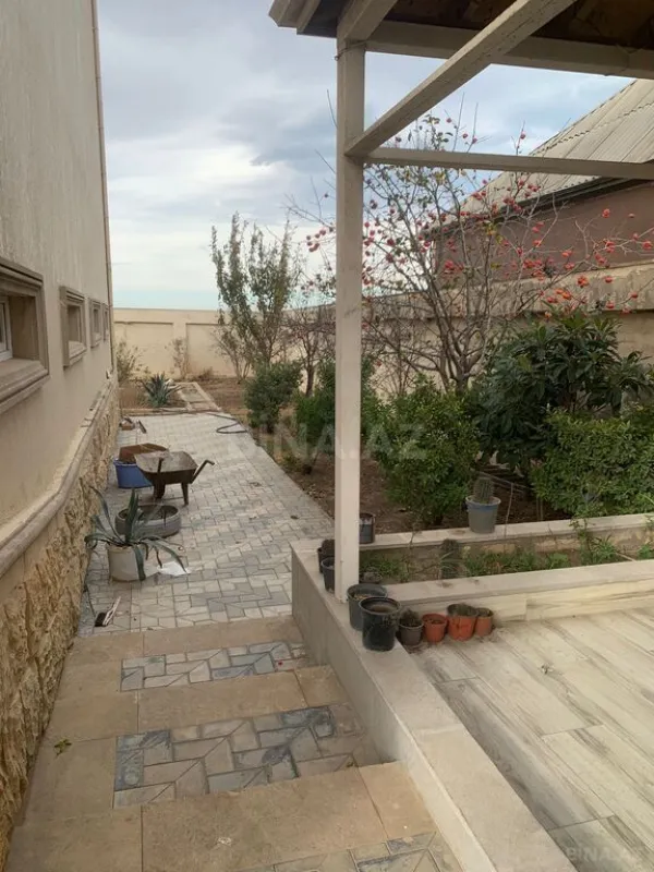 Satılır 6 otaqlı həyət evi 800 m²